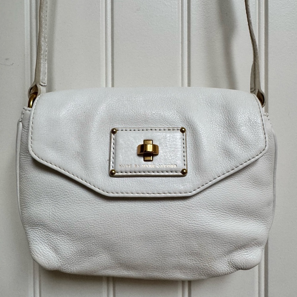 Marc by Marc Jacob’s Off White Faux Turnlock Leather Mini Crossbody. 9”x6”x1.5”